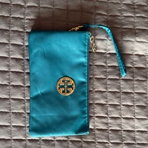 Canvas wristlet with gold emblem